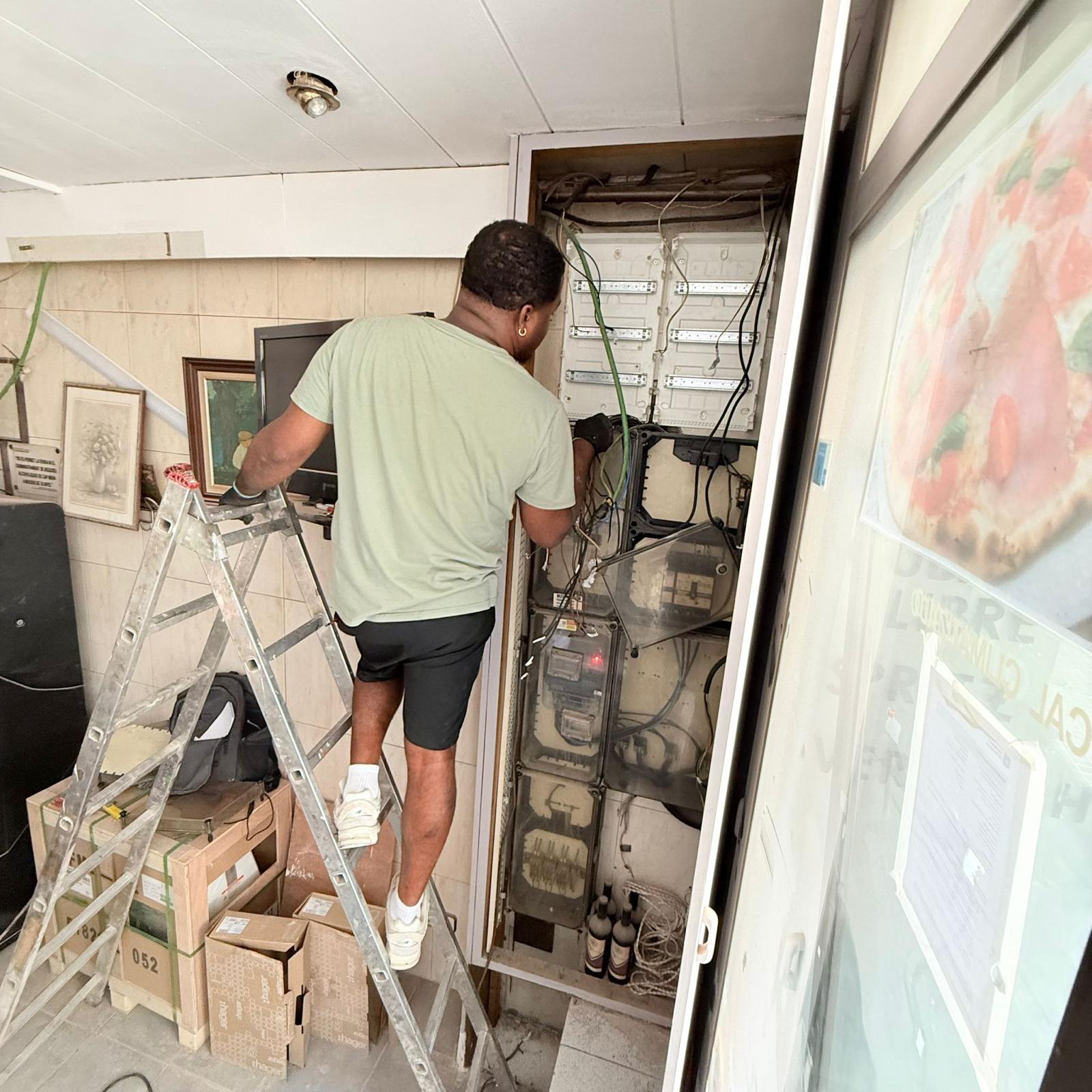 Técnico electricista montando cuadro de fusibles en Barcelona - IS Instalaciones