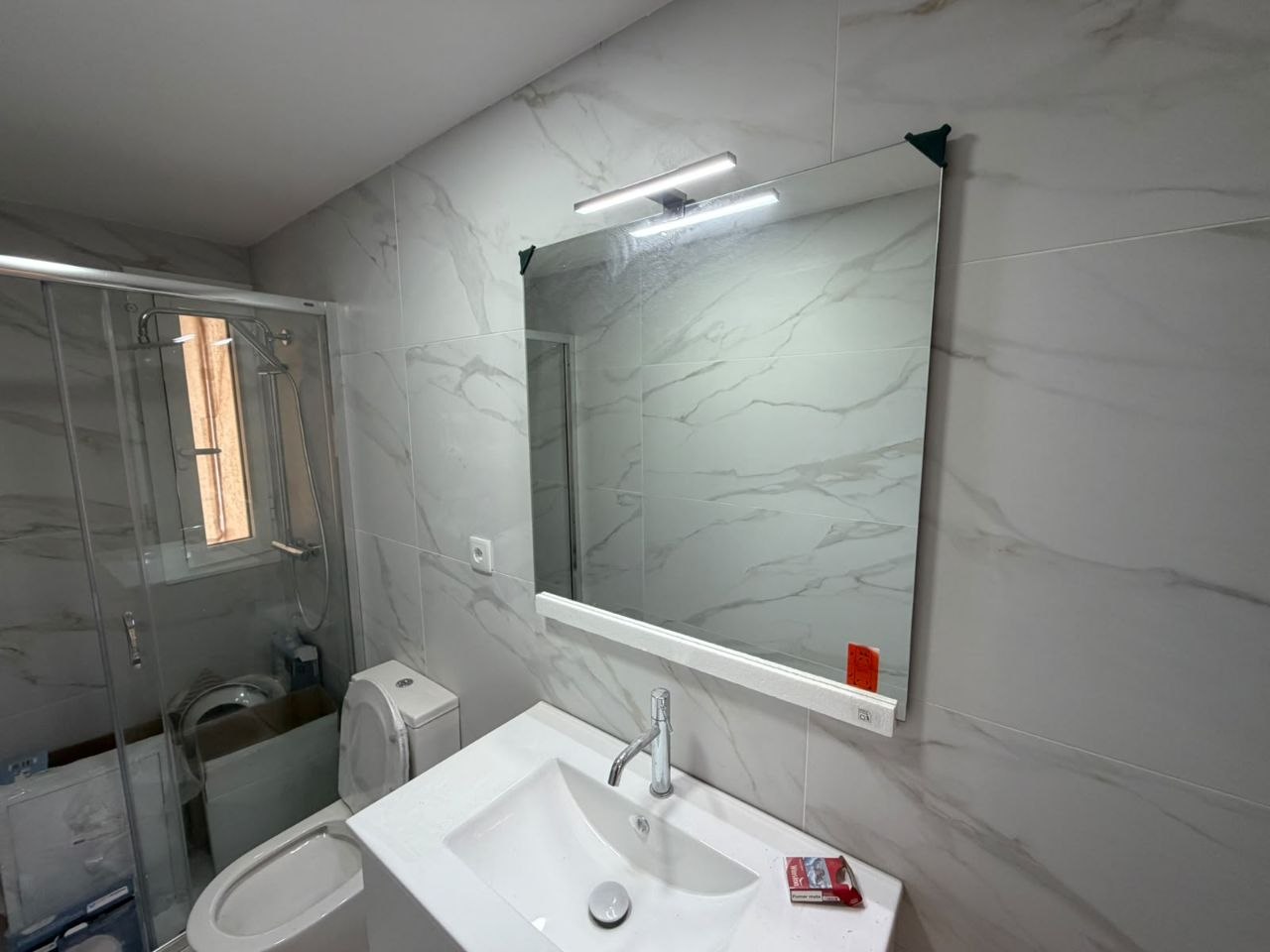 Baño con Mármol y Espejo LED